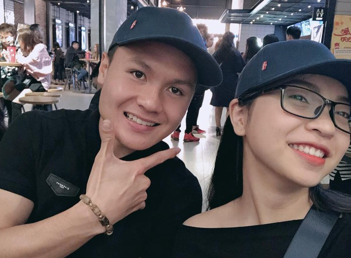 Một cầu thủ Việt Nam khác cũng dành nhiều thời gian cho bạn gái dịp Tết đó là Quang Hải. Cặp đôi này cũng diện đồ tông đen đi du xuân.