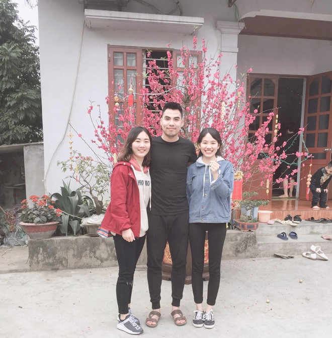 Tiền vệ Phạm Đức Huy ăn mặc giản dị đón tết cùng gia đình tại Hải Dương.