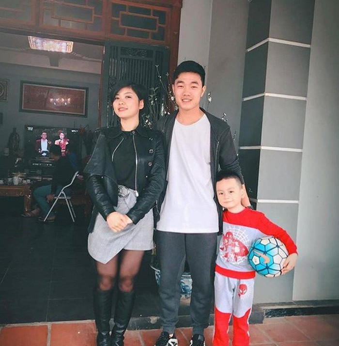 Chàng đội trưởng U23 Việt Nam vẫn rất đẹp trai trong bộ quần áo không có gì đặc sắc.