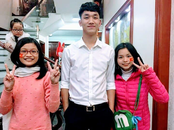 Trọng Đại bảnh bao với sơ mi trắng, quần âu khi đón tiếp người hâm mộ tại quê nhà Cẩm Giàng (Hải Dương).