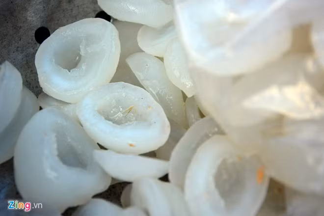 Cầu kỳ hơn, người miền Tây còn dùng cùi dừa nước để nấu chè, làm mứt dẻo, pha chế cocktail,…Ảnh: Zing.