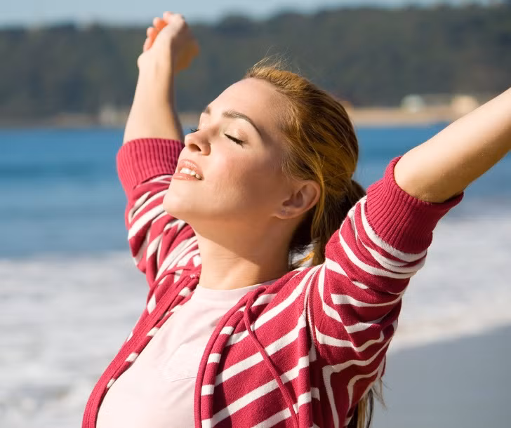 Đi dạo để giải phóng endorphin và chống đau: Tập thể dục là điều tốt nhất cho bạn nhưng nếu cơn đau khiến bạn không làm được điều này hãy thử đi dạo bên ngoài. Hoạt động thể chất, như tập thể dục hoặc đi bộ, giải phóng endorphin hoặc hóa chất não, làm giảm cảm giác đau. 