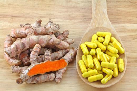 Uống một ít tinh chất nghệ để giảm cơn đau do viêm: Thêm một ít bột nghệ hoặc chiết xuất của nó, curcumin, như một chất bổ sung nếu bạn bị viêm. Các bác sĩ thường khuyên dùng nghệ hoặc curcumin trong viên nang cho bệnh nhân bị đau và đau khớp.