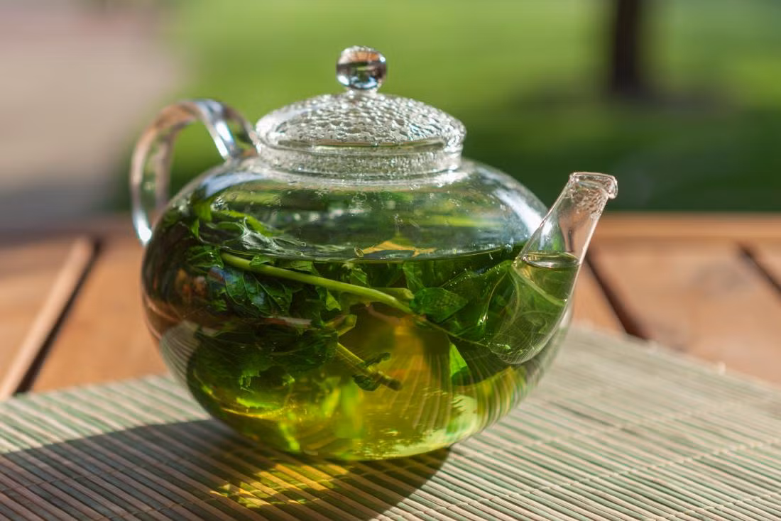 Sử dụng trà bạc hà để làm dịu cơn đau răng: Cho một muỗng cà phê lá bạc hà khô vào cốc nước sôi và ngâm trong 20 phút. Sau khi nguội, hãy dùng trà để ngậm giảm đau. Bạn cũng có thể đặt túi trà bạc hà ấm lên vùng bị đau. Lá bạc hà có đặc tính gây tê giải thích tác dụng làm dịu và giảm đau.