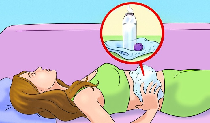 Sử dụng túi nước nóng để giảm co thắt hoặc chuột rút cơ bắp: Nếu bạn không có túi chườm, hãy đổ nước nóng vào chai nhựa. Đổ đầy chai bằng nước nóng, bọc trong khăn và áp lên vùng bị đau. Nhiệt giúp cơ bắp thư giãn, giảm đau và giảm bớt sự khó chịu. Ảnh: BS.