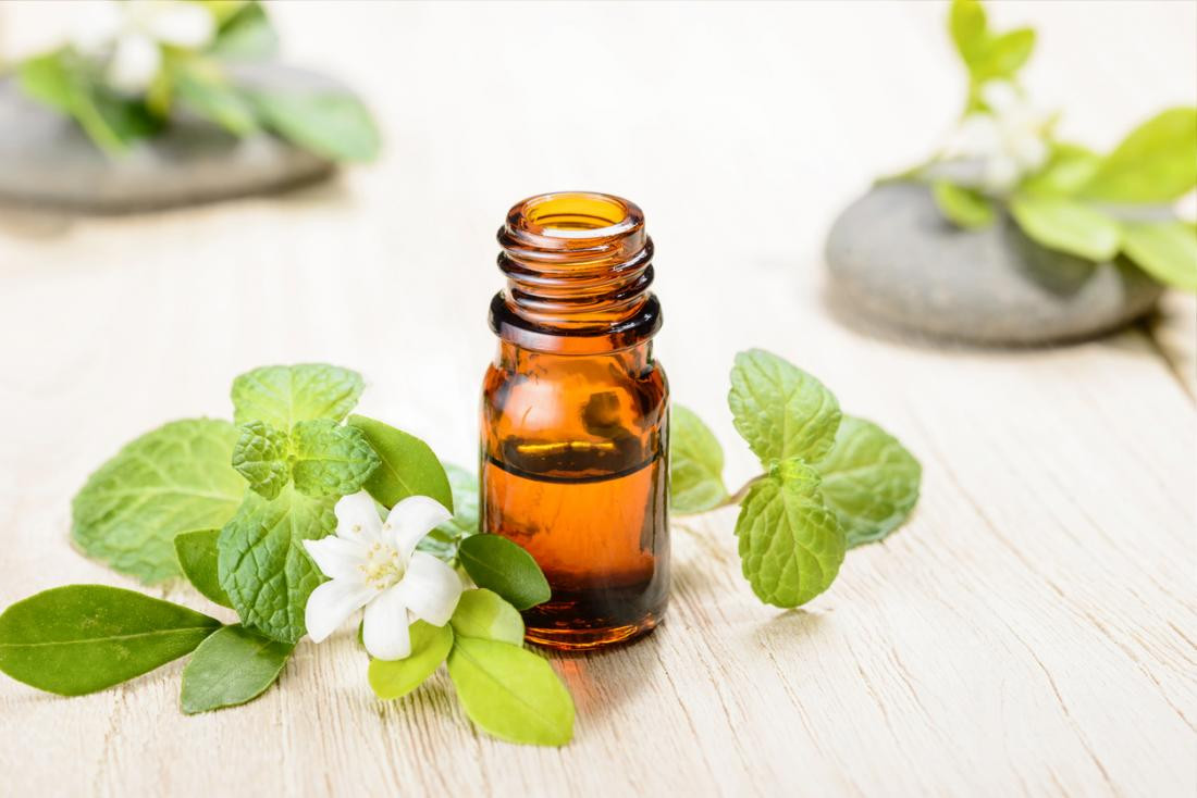 Hít tinh dầu để thoát khỏi đau đầu: Thêm một vài giọt tinh dầu vào khăn giấy và hít mùi thơm, thêm một vài giọt vào bồn tắm hoặc bôi một ít dầu lên thái dương hoặc trán.