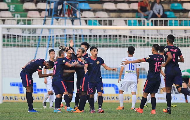 HAGL bet bat: Bau Duc danh cay vao... thay Park!