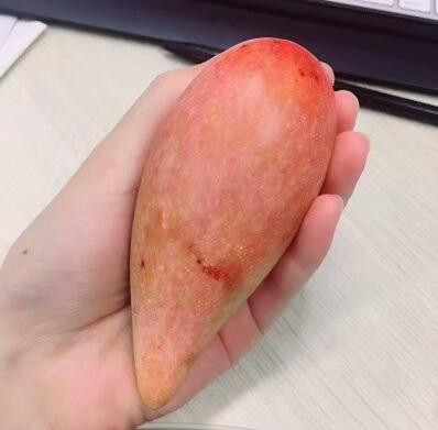 Giống xoài đặc biệt này chưa chín chúng có màu xanh lam, màu sắc dần chuyển sang đỏ nâu hoặc vàng nâu khi đã chín mềm.