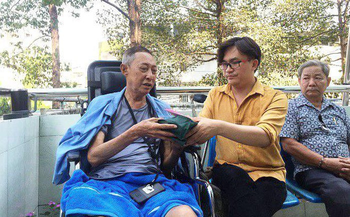 Dai Nghia trao tan tay 270 trieu dong cho nghe si Le Binh