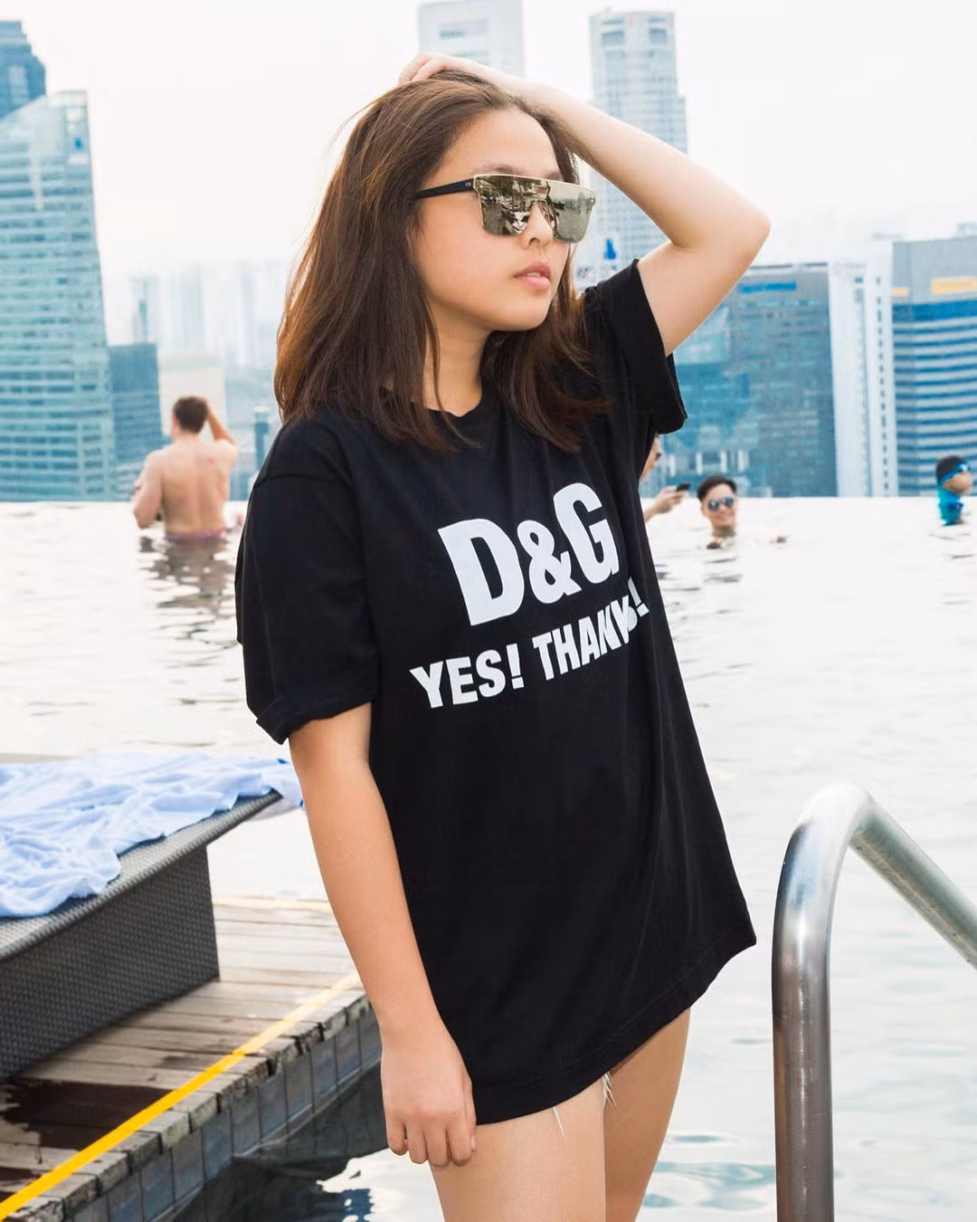 Cô bé diện một chiếc áo đen khác hiệu D&amp;G.