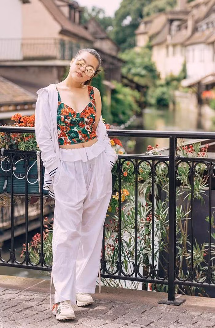 Dù mới 16 tuổi nhưng Susu, con gái của yêu nữ hàng hiệu Phượng Chanel, đã diện toàn hàng hiệu sang chảnh và có cuộc sống vô cùng đáng ngưỡng mộ.