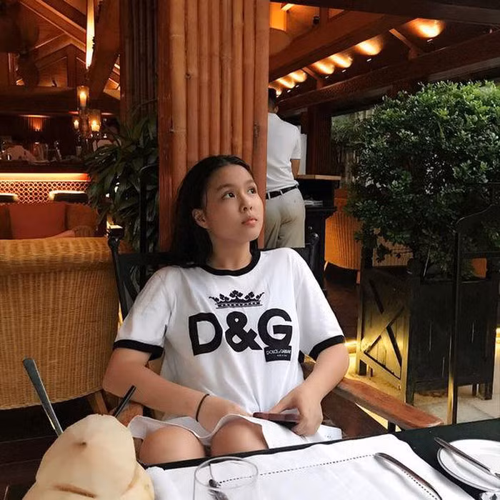 Dù chỉ diện áo phông trắng đơn giản nhưng Susu cũng trông rất thần thái.