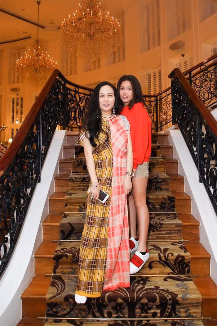 Gu ăn mặc cực chất của con gái lớn Phượng Chanel hơn hẳn mẹ.