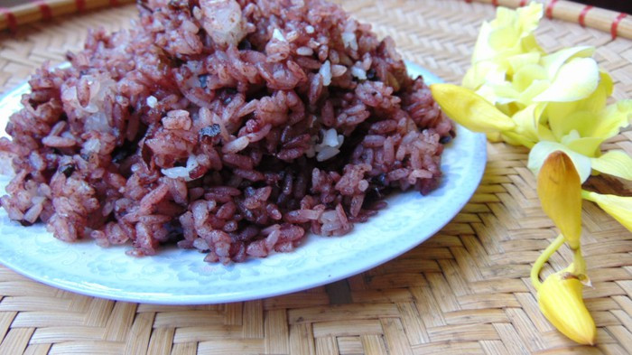 Xôi trám đen: Không giống như những loại xôi khác, xôi trám có vị thơm dịu dàng của nếp nương hòa với mùi thơm ngai ngái của trám rừng. Xôi trám đen ăn rất bùi, ngậy mà không ngấy. Vào mùa trám, món xôi trám đen thường được lựa chọn trong thực đơn của cỗ cưới, đám hỏi, món ăn của các nhà hàng...