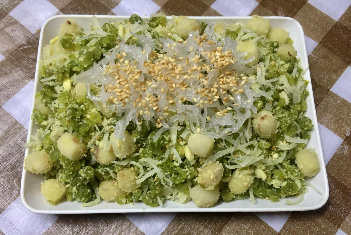 Để có được những hạt cốm dẻo, mềm, lúa nếp phải được gặt từ lúc đơm bông còn ngậm sữa, đem về tuốt hạt, sàng sẩy bỏ hạt lép, hạt kẹ, rồi đem đãi sau đó hong khô. Khi nấu xôi phải chú ý lúc xôi vừa chín tới, hạt nở đều, mềm dẻo là bắc ngay ra, nếu không sẽ bị nát và mất đi hương vị thơm ngon đặc trưng của cốm.