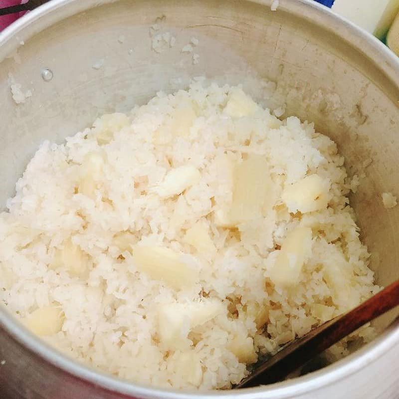 Xôi sắn: Có rất nhiều món xôi để thay đổi hàng ngày nhưng xôi sắn thì thường được thưởng thức vào cuối thu đầu đông, khi mà củ sắn ta mới dỡ khỏi ruộng và thời tiết thì bắt đầu có gió heo may se lạnh.