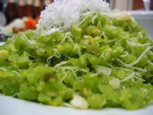 Dường như ai đã từng thưởng thức xôi cốm Hà Nội sẽ nhớ đến hương vị của món ăn này khi mua thu đến. Món xôi hấp dẫn này có vị ngọt dịu, bùi bùi của đậu xanh và dừa tươi.