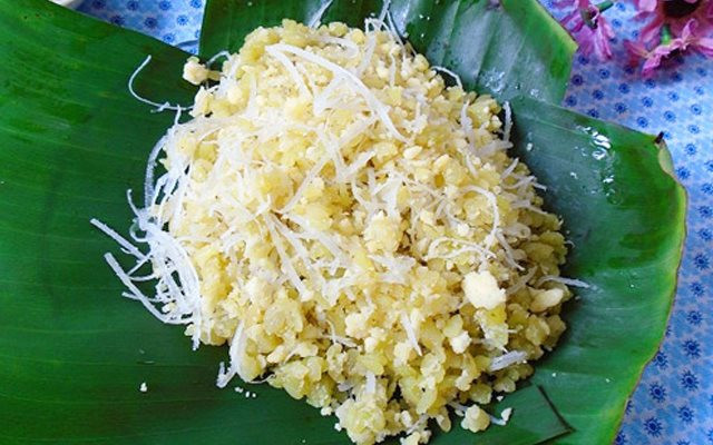 Sau đó rắc chút đường kính vừa đủ độ ngọt dịu và đồ xôi thêm lần nữa cho ngấm đường và chín dẻo rồi rải ra mâm. Vị ngon của xôi cốm sẽ không trọn vẹn nếu thiếu chút hạt sen, đỗ xanh ninh nhừ giã nhỏ và chút dừa nạo đảo qua đường và ít mỡ.