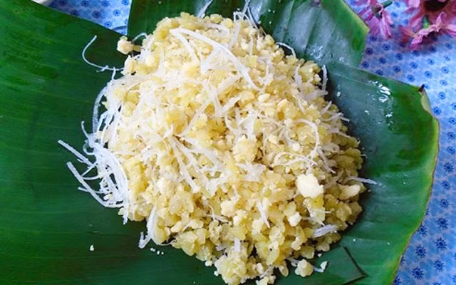 Sau đó rắc chút đường kính vừa đủ độ ngọt dịu và đồ xôi thêm lần nữa cho ngấm đường và chín dẻo rồi rải ra mâm. Vị ngon của xôi cốm sẽ không trọn vẹn nếu thiếu chút hạt sen, đỗ xanh ninh nhừ giã nhỏ và chút dừa nạo đảo qua đường và ít mỡ.