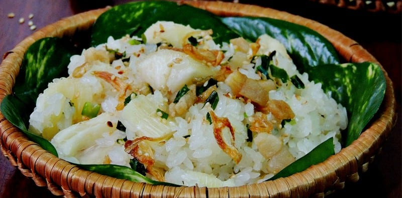 Gạo nếp phải ngâm từ sớm, sắn cần rửa sạch, cắt nhỏ rồi cùng đồ chung với nhau. Không giống các loại xôi khác, hạt xôi cần mềm và dẻo hơn để khi ăn cùng sắn người ta có thể cảm nhận được sự ngọt bùi.