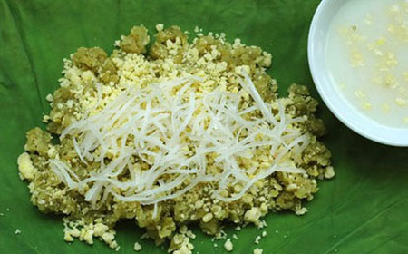 Đây là món quà đặc biệt của người Hà Nội dành cho người phương xa. Xôi cốm mang hương thơm đặc trưng của lúa non, của sen mùa thu. Xôi làm bằng cốm và hạt sen – một thứ đặc sản mà chỉ mùa thu mới có.