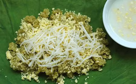 Đây là món quà đặc biệt của người Hà Nội dành cho người phương xa. Xôi cốm mang hương thơm đặc trưng của lúa non, của sen mùa thu. Xôi làm bằng cốm và hạt sen – một thứ đặc sản mà chỉ mùa thu mới có.