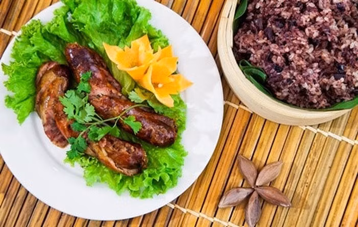 Xôi trám đồ xong có màu tím khá đẹp mắt. Món này ngon nhất khi ăn cùng muối vừng đen hoặc lạp xưởng Cao Bằng. Thông thường cứ khoảng 1 cân gạo nếp sẽ kết hợp với khoảng 2 – 3 lạng trám. Ảnh: Internet.