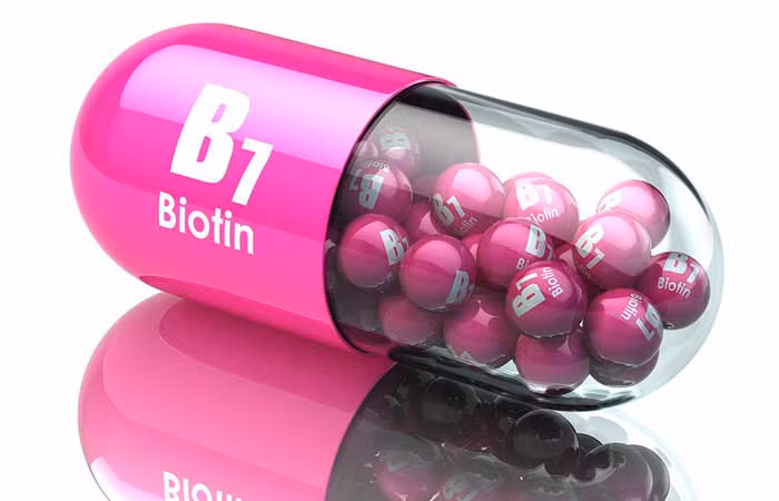 Biotin, hay Vitamin H, là vitamin thiết yếu cho sự phát triển của tóc. Đây cũng là loại thực phẩm chức năng phổ biến nhất giúp chống rụng tóc do rối loạn tuyến giáp. Có mối liên hệ trực tiếp giữa mức độ biotin thấp với tình trạng rụng tóc.