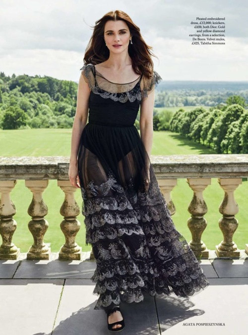 Ngoài ra, tập yoga cũng là bí quyết giúp vợ của điệp viên 007 giữ được vóc dáng gọn gàng dù đã 49 tuổi và trải qua sinh nở.