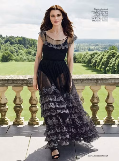 Ngoài ra, tập yoga cũng là bí quyết giúp vợ của điệp viên 007 giữ được vóc dáng gọn gàng dù đã 49 tuổi và trải qua sinh nở.