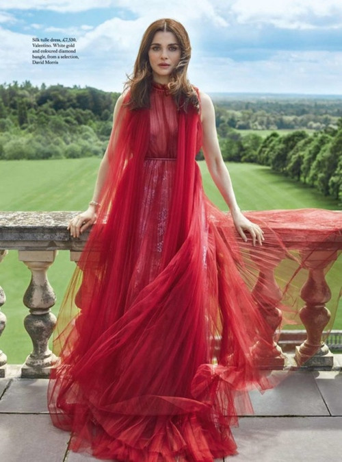 Bà mẹ một con cũng không bao giờ bước ra ngoài mà không có một chiếc mũ vành rộng trên đầu vì hiểu rằng, chính ánh nắng mặt trời là thủ phạm hàng đầu gây lão hóa.