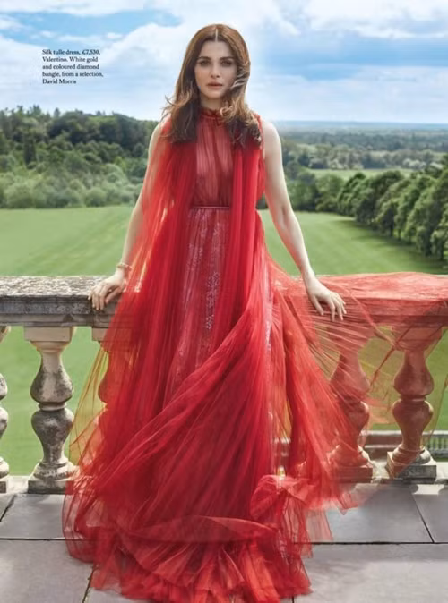 Bà mẹ một con cũng không bao giờ bước ra ngoài mà không có một chiếc mũ vành rộng trên đầu vì hiểu rằng, chính ánh nắng mặt trời là thủ phạm hàng đầu gây lão hóa.