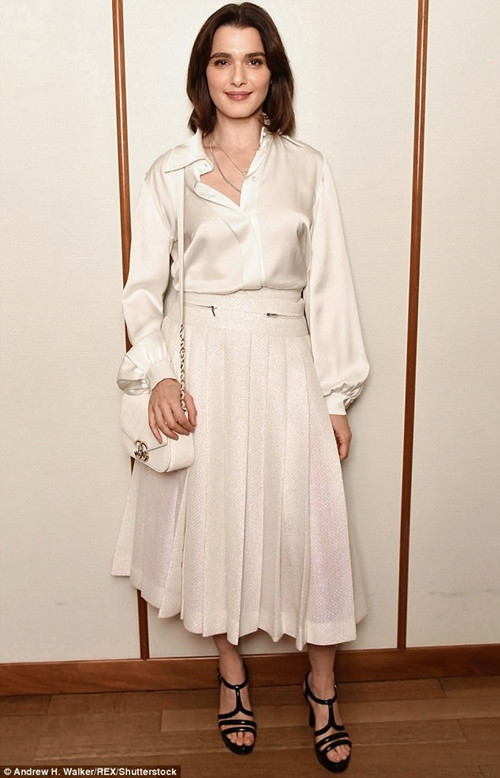 Bí quyết giữ eo thon của bà xã Daniel Craig còn nằm ở việc tới phòng gym 6 ngày/tuần, mỗi ngày tập 90 phút với huấn luyện viên riêng.