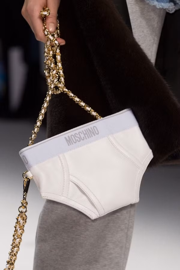 Mẫu túi hình quần chip khiến nhiều người phải ngoái nhìn theo. Ảnh: Internet.