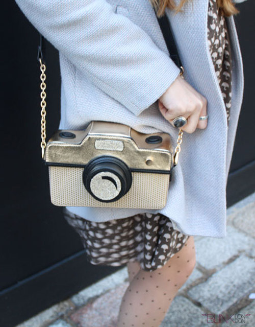 Mẫu túi hình chiếc máy ảnh giúp mọi cô gái nổi bật giữa phố đông.