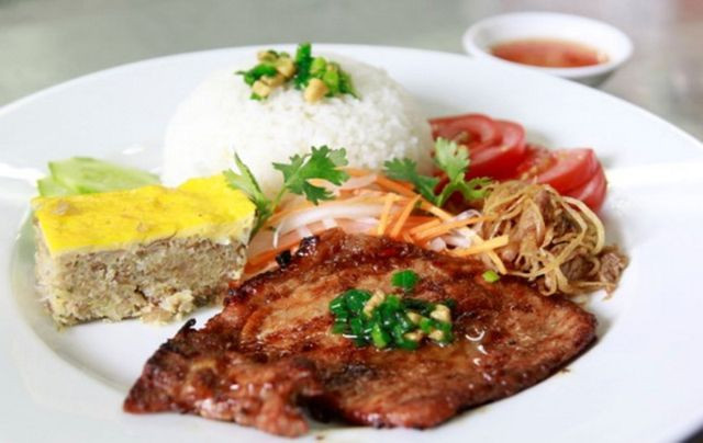 Thịt nướng dậy mùi thơm phức, ăn chung với miếng chả mềm, sợi bì dai dai quyện cùng vị mắm mặn vừa phải. Chỉ cần ngồi xe chạy dọc đường, không cần nhìn, chỉ cần nghe mùi cũng có thể biết được mình đang đi ngang quán “sà bì chưởng”.