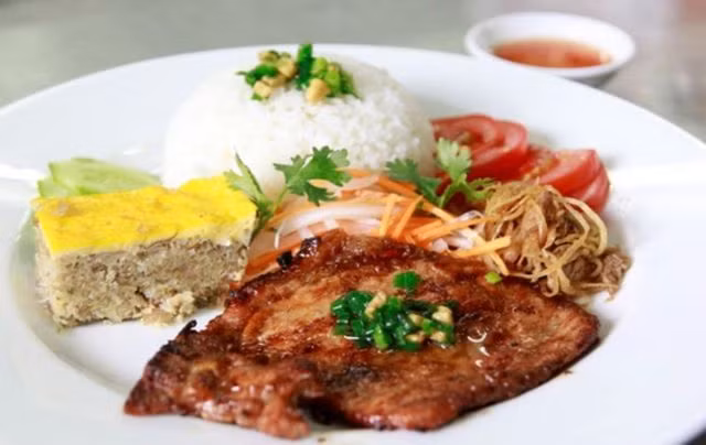 Thịt nướng dậy mùi thơm phức, ăn chung với miếng chả mềm, sợi bì dai dai quyện cùng vị mắm mặn vừa phải. Chỉ cần ngồi xe chạy dọc đường, không cần nhìn, chỉ cần nghe mùi cũng có thể biết được mình đang đi ngang quán “sà bì chưởng”.