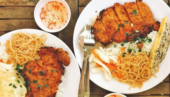 Loại gạo sử dụng phải đúng gạo tấm, nấu tấm chín như nấu cơm. Còn sườn ăn với cơm là loại sườn heo được tẩm ướp gia vị chua ngọt, sau đó đem nướng. Tùy thuộc vào cách chế biến và tẩm ướp mà mỗi nơi sẽ cho ra vị riêng của miếng sườn, thêm miếng chả và sợi bì.