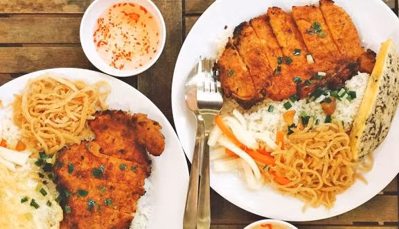 Loại gạo sử dụng phải đúng gạo tấm, nấu tấm chín như nấu cơm. Còn sườn ăn với cơm là loại sườn heo được tẩm ướp gia vị chua ngọt, sau đó đem nướng. Tùy thuộc vào cách chế biến và tẩm ướp mà mỗi nơi sẽ cho ra vị riêng của miếng sườn, thêm miếng chả và sợi bì.