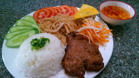 Ở Sài Gòn, cơm tấm bình dân được bán khắp mọi nơi và từ sớm tinh mơ cho đến tối mịt. Đây có thể được gọi là món ăn “thành dân” – Tên gọi nhái theo cách gọi của quốc dân vì đây là đặc trưng của Sài Gòn nên một số người hay nói vui là món ăn “thành dân”.