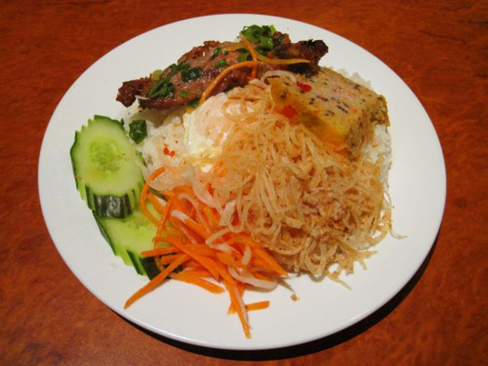 Bên cạnh đó, món ăn muốn ngon phải có thêm chút mỡ hành, ít miếng dưa leo, cà chua hay đồ chua được làm từ cà rốt, củ cải, dưa leo, dưa muối đôi khi là đu đủ.