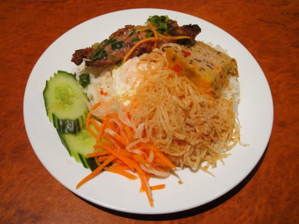 Bên cạnh đó, món ăn muốn ngon phải có thêm chút mỡ hành, ít miếng dưa leo, cà chua hay đồ chua được làm từ cà rốt, củ cải, dưa leo, dưa muối đôi khi là đu đủ.