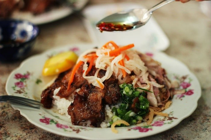 Nếu có dịp đến Sài Gòn, hãy tìm cho mình một góc nhỏ trong những con hẻm hay vỉa hè, gọi một đĩa cơm tấm “sà bì chưởng” và hãy cảm nhận nó như chính là một người Sài Gòn thực thụ.