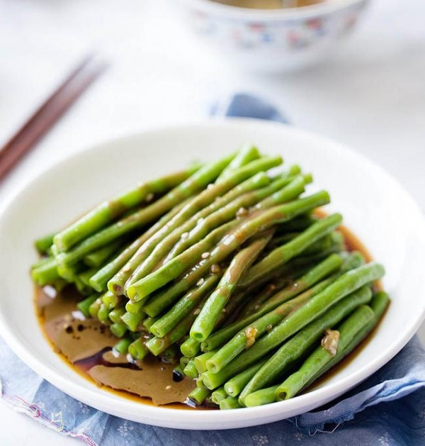 Một trong những món không thể thiếu trong mâm cỗ chay cúng rằm tháng 7 chính là món đậu đũa luộc rưới sốt mè.