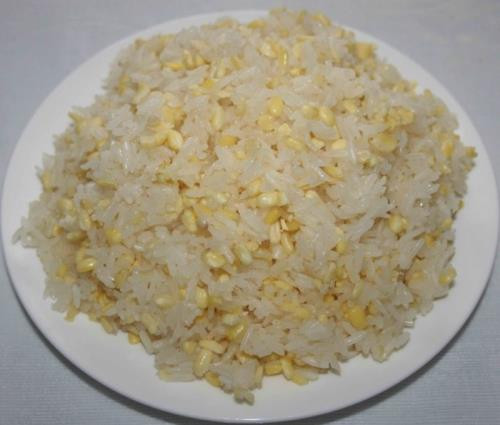 Xôi đỗ xanh: Mâm cỗ chay cúng rằm tháng 7 không thể thiếu xôi đỗ xanh với các nguyên liệu rất dễ tìm, bao gồm: Gạo nếp cái hoa vàng, đỗ xanh và muối hột. Bạn có thể cho xôi vào 1 bát tô, nén chặt xuống rồi đổ ra đĩa cho đẹp.