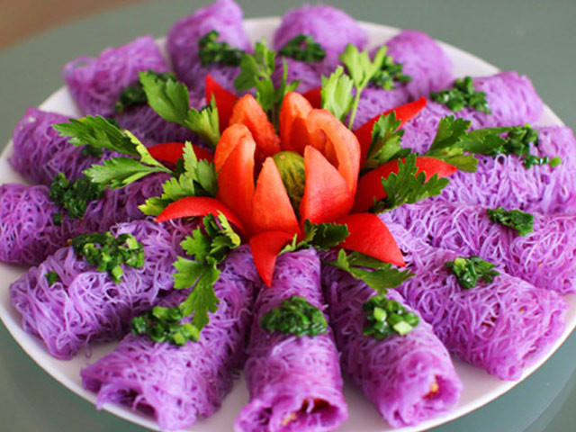 Món bánh hỏi lá cẩm nghe tên có vẻ cầu kỳ nhưng nguyên liệu và cách làm lại không quá khó.