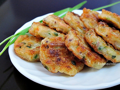 Chả mực chay: Nấm sò, su hào, cà rốt, thì là, hành tây sau khi sơ chế, rửa sạch, thái nhỏ đem trộn đều cùng gia vị. Sau đó trộn với hỗn hợp sền sệt gồm bột mì, bột gạo, bột ngô rồi viên lại thành các viên chả và đem chiên vàng.