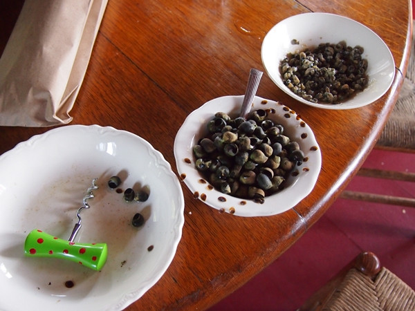 Thế nhưng, người Anh có cách chế biến những con vật “nhớp nháp” thành một món ăn vô cùng tuyệt hảo và bổ dưỡng. Khi thưởng thức món ăn, bạn sẽ cảm nhận được vị mặn của thịt pha với vị bùi bùi của hàu.