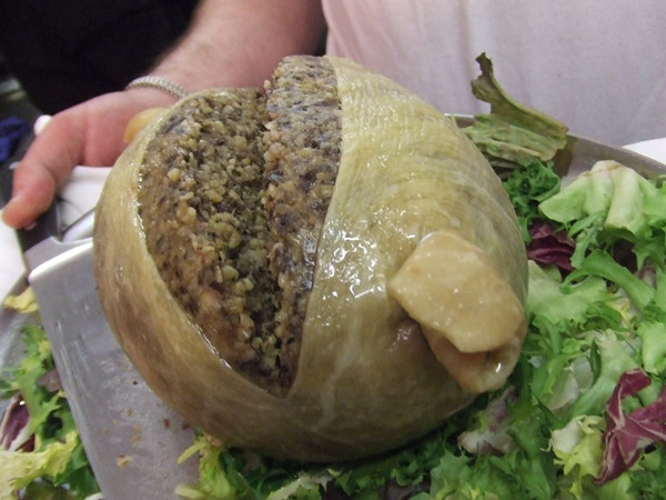 Haggis là món ăn cực dị và nổi tiếng của xứ Scotland. Nó là một dạng xúc xích đặc biệt với thành phần bao gồm thịt xay, bột yến mạch, hành, muối và một ít gia vị. Theo truyền thống, hỗn hợp này sẽ được nhồi trong bao tử cừu.