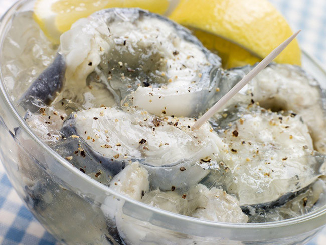 Jellied Eels (thạch lươn) là món ăn truyền thống của người dân thành phố London (Anh). Món này cực kỳ khó ăn với những người mới nếm thử lần đầu. Để chế biến món ăn, người ta nấu lươn cùng với thạch đông tự nhiên được chế từ phần xương lươn.